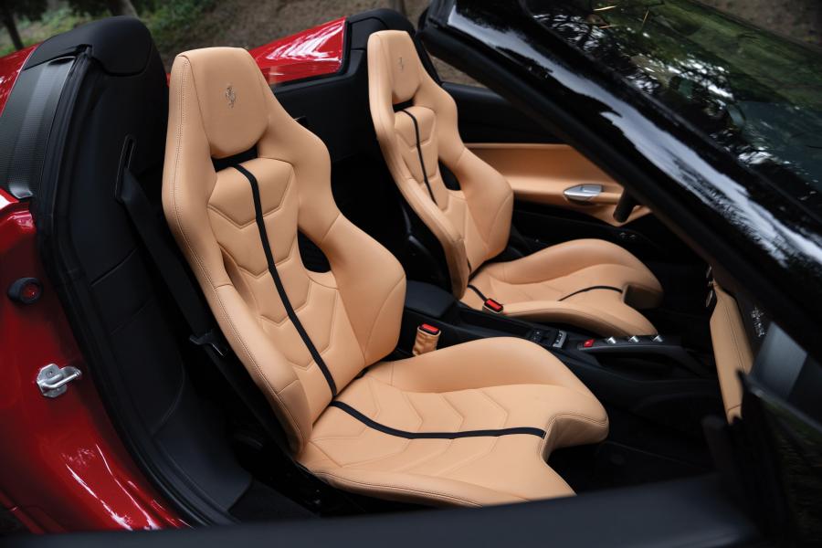 Интерьер Ferrari 488 Spider The Magnum PI (226129) 2017 года  (фото 24 из 33)
